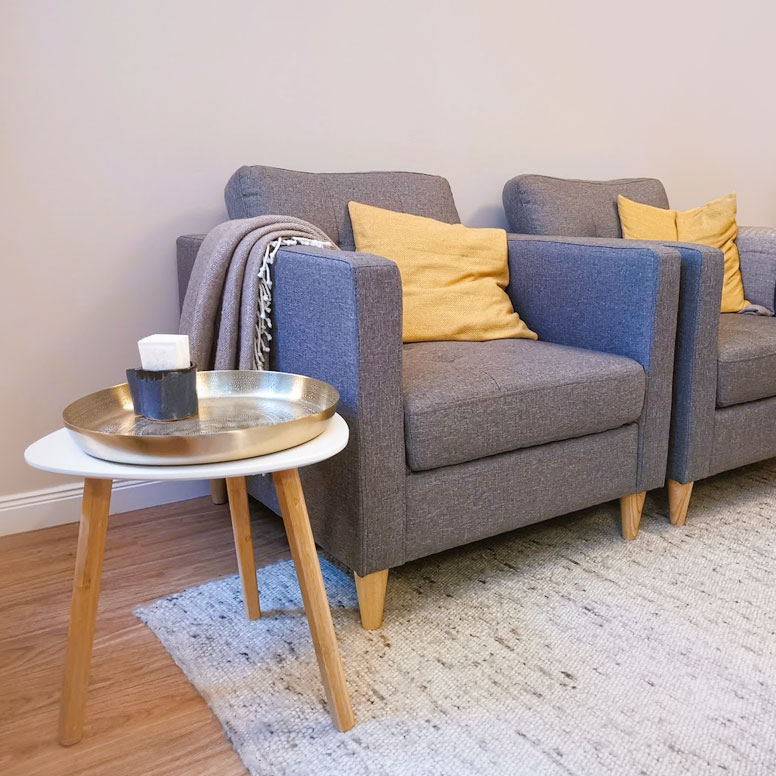 Praxisraum mit zwei modernen Sesseln