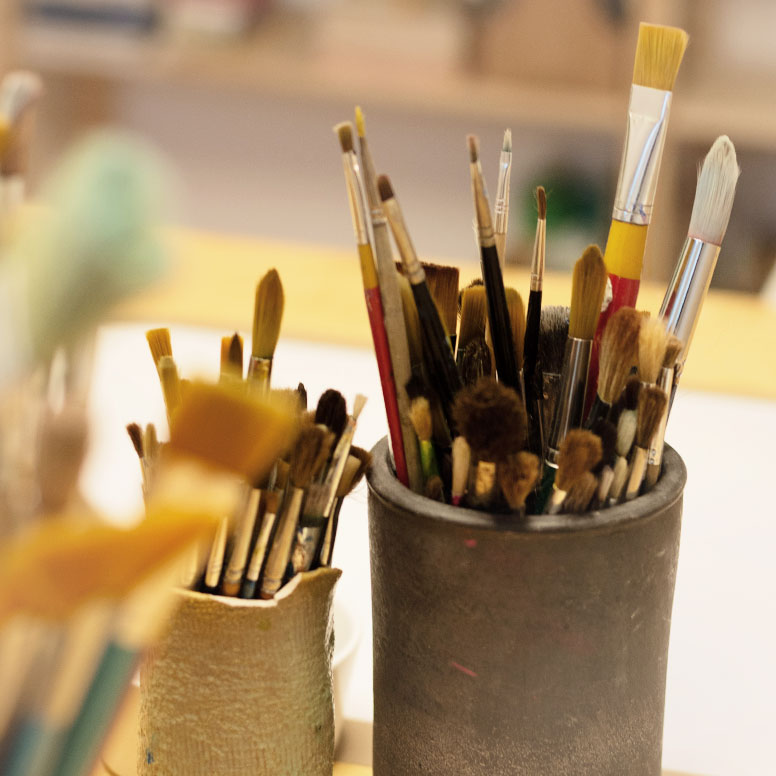 Unterschiedliche Pinsel im Behälter