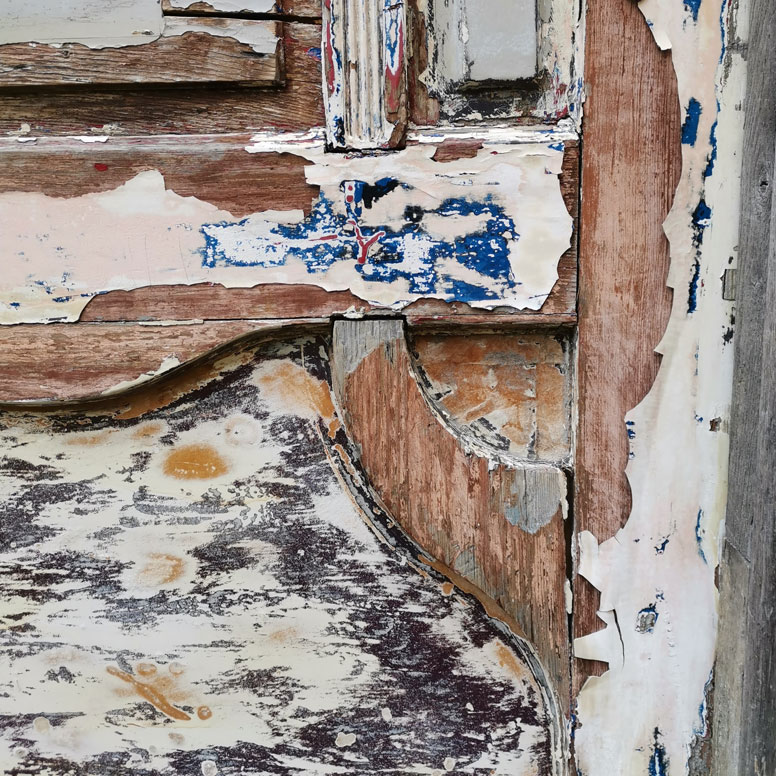 Foto von alter Tür mit abblätterndem Lack